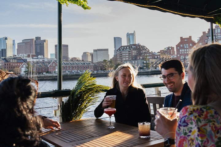 Naturskön solnedgångskryssning på Boston Harbor, med utsikt över historiska landmärken och stadens silhuett, foto 6 | wizardtrip