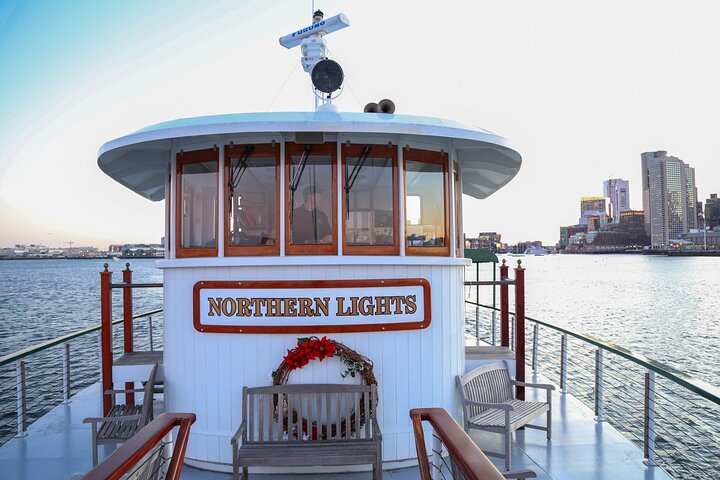Naturskön solnedgångskryssning på Boston Harbor, med utsikt över historiska landmärken och stadens silhuett, foto 7 | wizardtrip