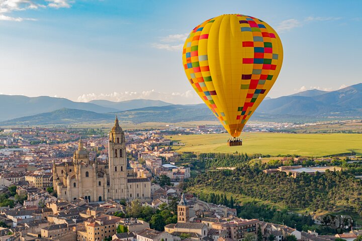 Volo in mongolfiera su Segovia con trasporto opzionale da Madrid | wizardtrip