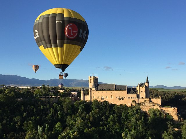 Ballontur over Segovia, Spanien, med udsigt til akvæduktet og Alcázar, foto 6 | wizardtrip