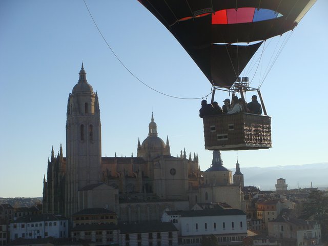Ballontur over Segovia, Spanien, med udsigt til akvæduktet og Alcázar, foto 7 | wizardtrip
