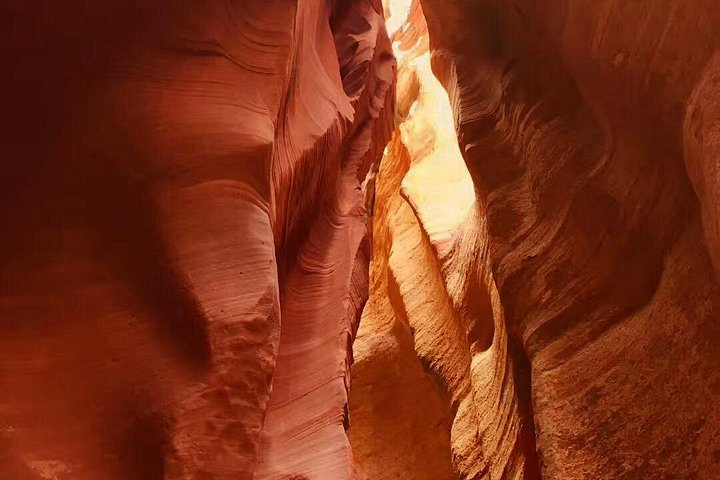 Utforsk de fantastiske slot canyon-formasjonene i Antelope Canyon X nær Page, Arizona, foto 8 | wizardtrip