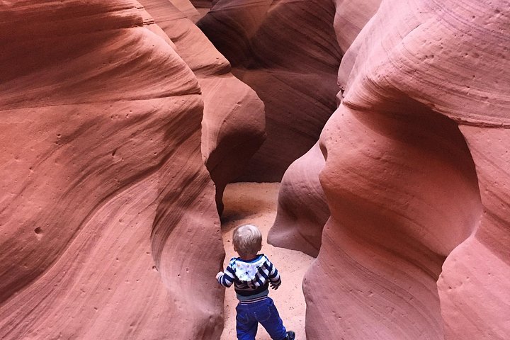Utforsk de fantastiske slot canyon-formasjonene i Antelope Canyon X nær Page, Arizona, foto 11 | wizardtrip
