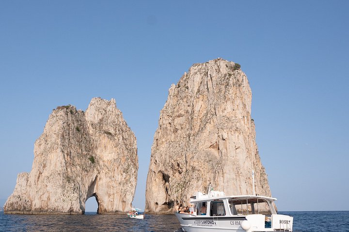 Delt bådtur til Capri øen fra Sorrento, Italien, med naturskøn udsigt og ø-udforskning, foto 10 | wizardtrip