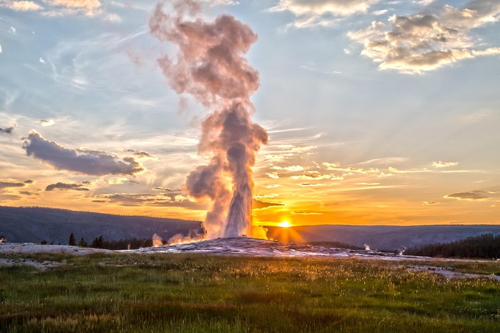 Jackson: Yellowstone Old Faithful, Waterfalls & Wildlife Day Tour | wizardtrip
