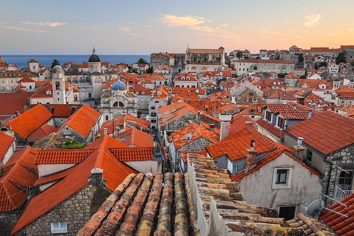En liten gruppe nyter en mat- og vintur i gamlebyen i Dubrovnik, foto 7 | wizardtrip