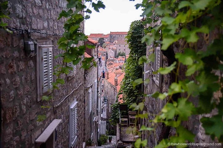 En liten gruppe nyter en mat- og vintur i gamlebyen i Dubrovnik, foto 8 | wizardtrip