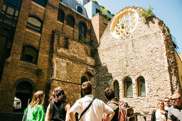 A guided food tour exploring Borough Market and London Bridge, tasting local British delicacies, photo 11 | wizardtrip