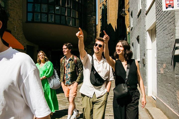 A guided food tour exploring Borough Market and London Bridge, tasting local British delicacies, photo 12 | wizardtrip