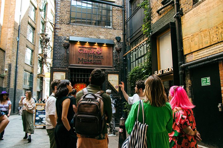 A guided food tour exploring Borough Market and London Bridge, tasting local British delicacies, photo 13 | wizardtrip