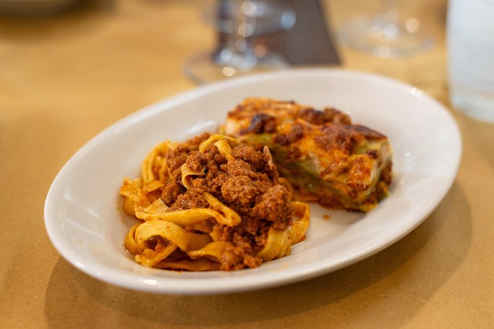 En guidet madtur i Bologna, Italien, der viser lokale markeder og autentiske kulinariske oplevelser, foto 7 | wizardtrip