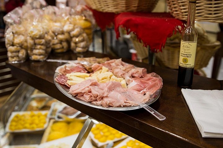 En guidet madtur i Bologna, Italien, der viser lokale markeder og autentiske kulinariske oplevelser, foto 14 | wizardtrip