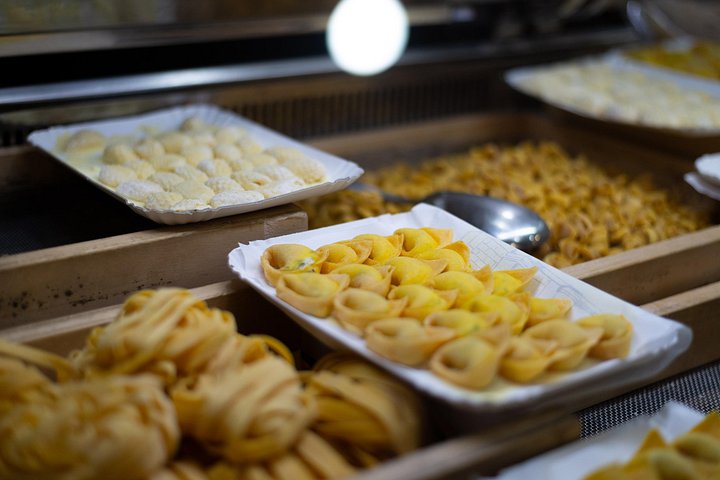 En guidet madtur i Bologna, Italien, der viser lokale markeder og autentiske kulinariske oplevelser, foto 15 | wizardtrip