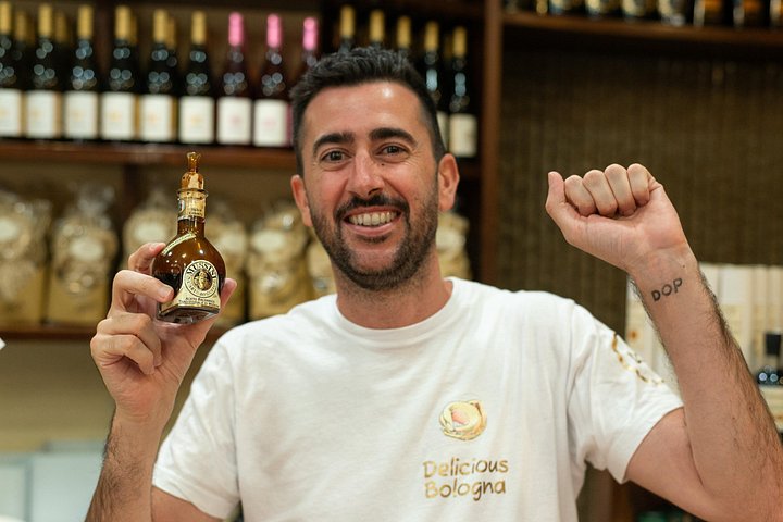 En guidet madtur i Bologna, Italien, der viser lokale markeder og autentiske kulinariske oplevelser, foto 16 | wizardtrip