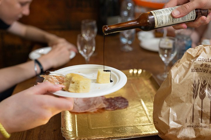 En guidet madtur i Bologna, Italien, der viser lokale markeder og autentiske kulinariske oplevelser, foto 21 | wizardtrip