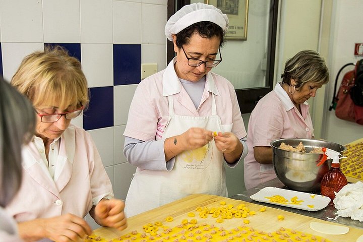 En guidet madtur i Bologna, Italien, der viser lokale markeder og autentiske kulinariske oplevelser, foto 22 | wizardtrip