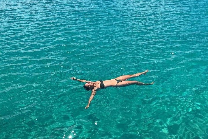Un crucero escénico en barco desde Mykonos a las islas de Rhenia y Delos, con natación y barbacoa, foto 8 | wizardtrip