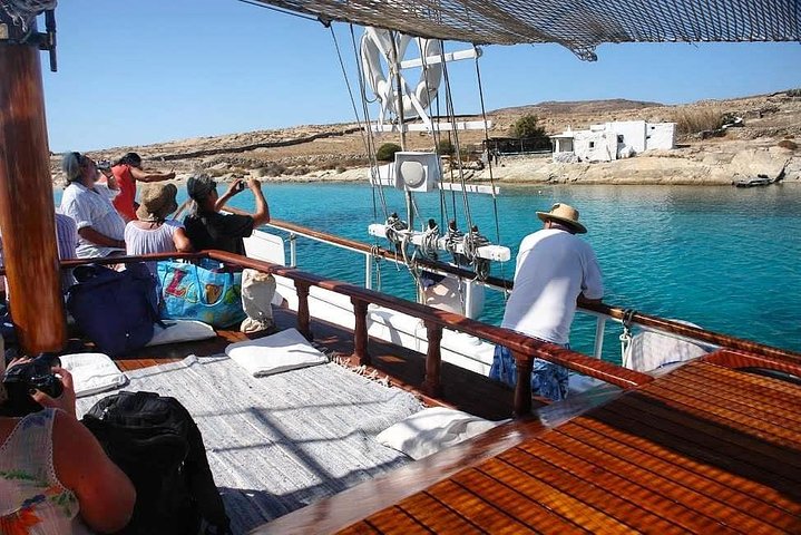 Un crucero escénico en barco desde Mykonos a las islas de Rhenia y Delos, con natación y barbacoa, foto 11 | wizardtrip