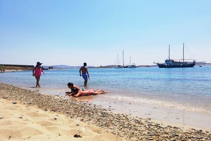Un crucero escénico en barco desde Mykonos a las islas de Rhenia y Delos, con natación y barbacoa, foto 14 | wizardtrip