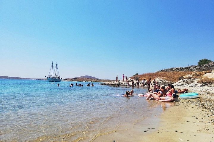 Un crucero escénico en barco desde Mykonos a las islas de Rhenia y Delos, con natación y barbacoa, foto 15 | wizardtrip