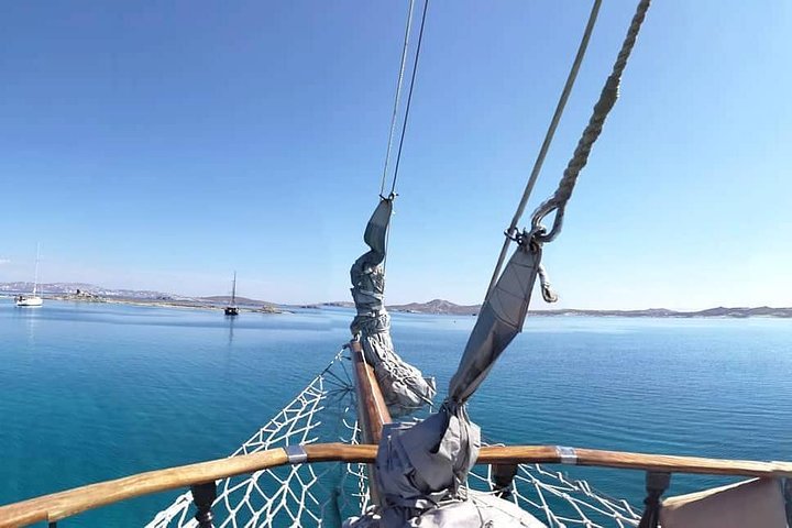 Un crucero escénico en barco desde Mykonos a las islas de Rhenia y Delos, con natación y barbacoa, foto 17 | wizardtrip