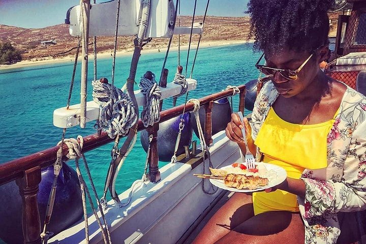 Un crucero escénico en barco desde Mykonos a las islas de Rhenia y Delos, con natación y barbacoa, foto 24 | wizardtrip