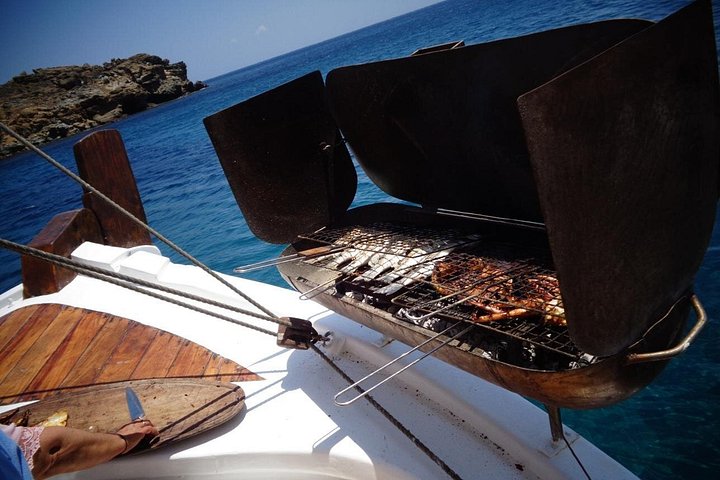 Un crucero escénico en barco desde Mykonos a las islas de Rhenia y Delos, con natación y barbacoa, foto 25 | wizardtrip