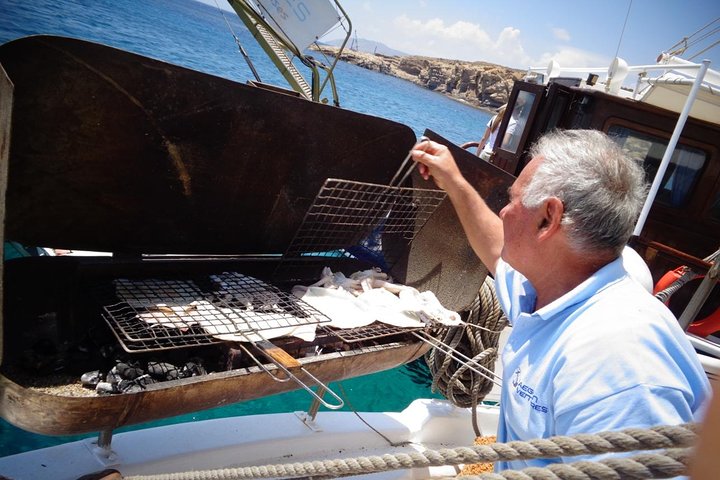 Un crucero escénico en barco desde Mykonos a las islas de Rhenia y Delos, con natación y barbacoa, foto 26 | wizardtrip