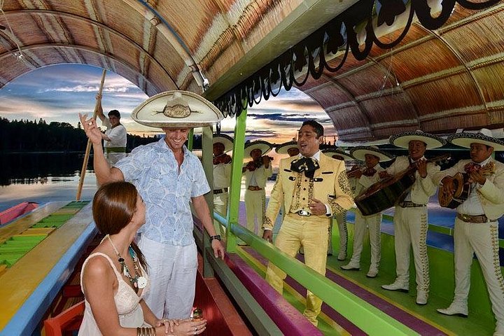Geniet van een traditioneel Mexicaans fiesta op een trajinera boot in Cancun, met eten, drinken en livemuziek, foto 6 | wizardtrip