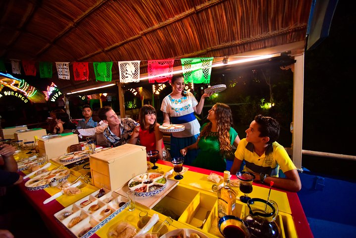 Geniet van een traditioneel Mexicaans fiesta op een trajinera boot in Cancun, met eten, drinken en livemuziek, foto 9 | wizardtrip