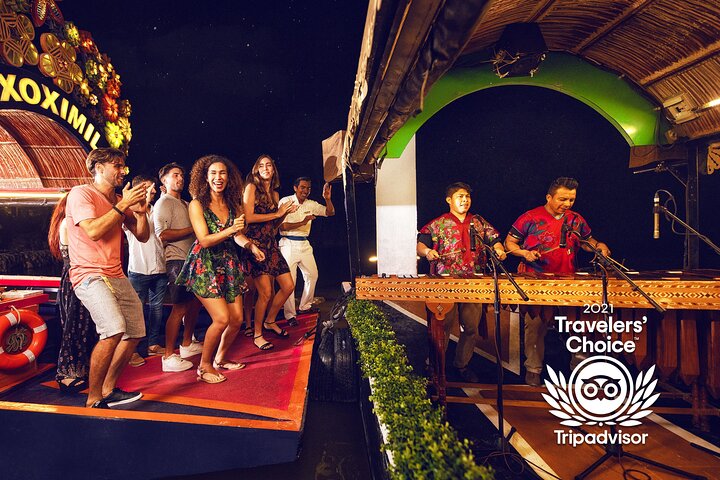 Geniet van een traditioneel Mexicaans fiesta op een trajinera boot in Cancun, met eten, drinken en livemuziek, foto 10 | wizardtrip
