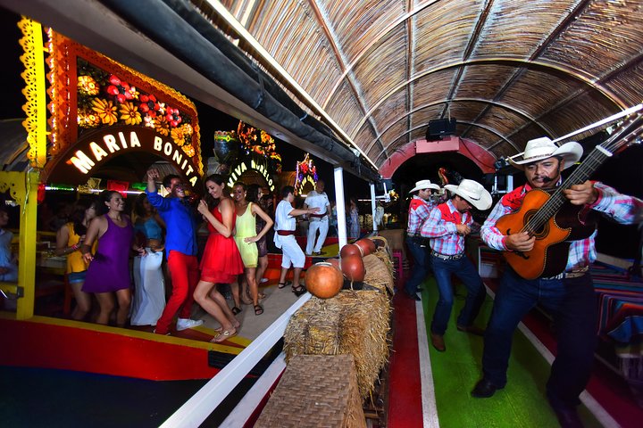 Geniet van een traditioneel Mexicaans fiesta op een trajinera boot in Cancun, met eten, drinken en livemuziek, foto 12 | wizardtrip