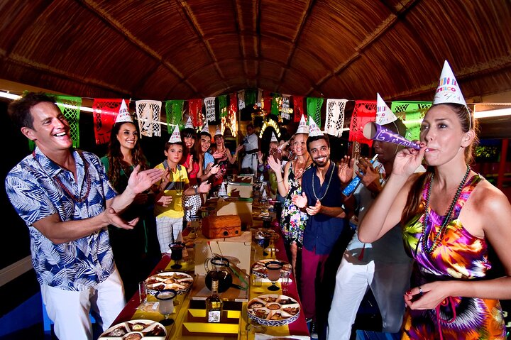 Experimente uma vibrante festa mexicana em um barco trajinera em Cancún, com música ao vivo, comida tradicional e bebidas, foto 7 | wizardtrip