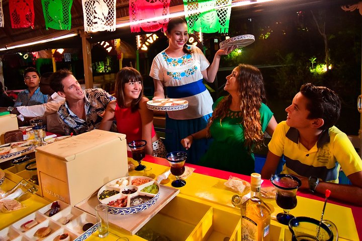 Experimente uma vibrante festa mexicana em um barco trajinera em Cancún, com música ao vivo, comida tradicional e bebidas, foto 8 | wizardtrip