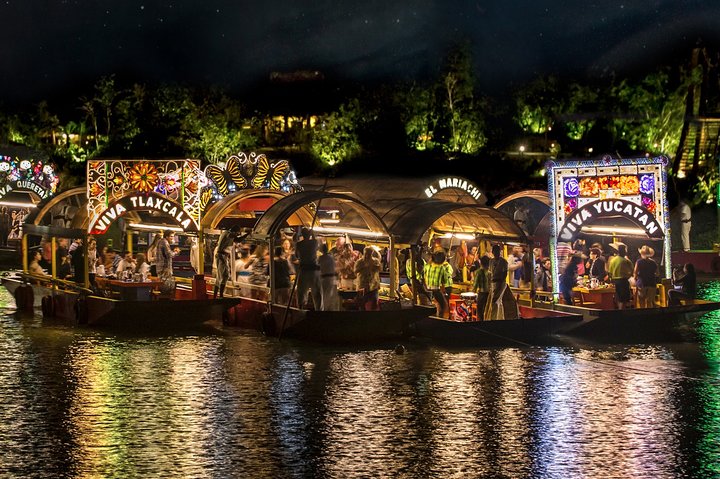 Experimente uma vibrante festa mexicana em um barco trajinera em Cancún, com música ao vivo, comida tradicional e bebidas, foto 9 | wizardtrip