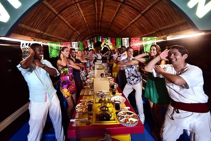 Experimente uma vibrante festa mexicana em um barco trajinera em Cancún, com música ao vivo, comida tradicional e bebidas, foto 10 | wizardtrip