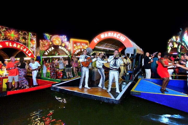 Experimente uma vibrante festa mexicana em um barco trajinera em Cancún, com música ao vivo, comida tradicional e bebidas, foto 11 | wizardtrip