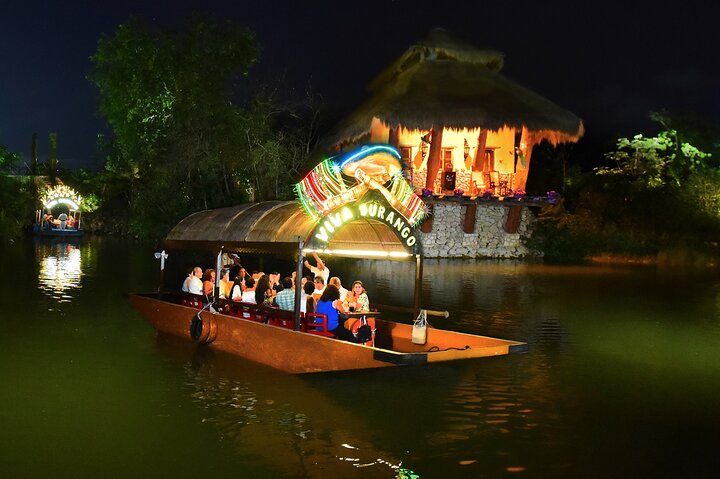 Experimente uma vibrante festa mexicana em um barco trajinera em Cancún, com música ao vivo, comida tradicional e bebidas, foto 12 | wizardtrip