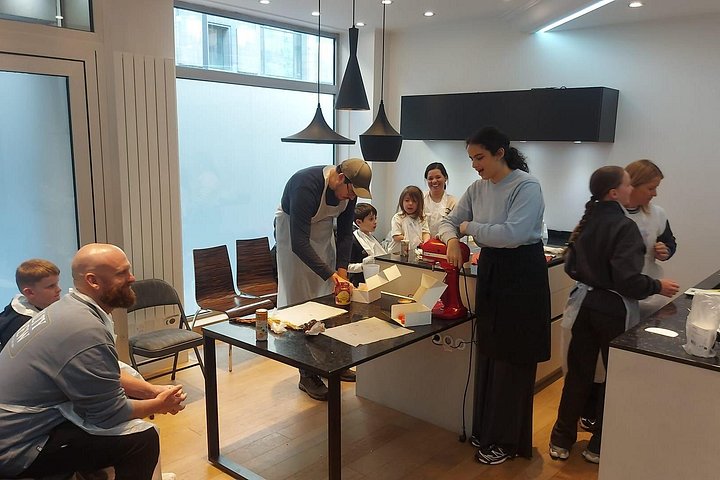 Atelier de macarons en famille dans une cuisine parisienne, photo 7 | wizardtrip
