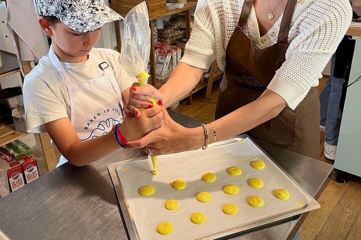 Atelier de macarons en famille dans une cuisine parisienne, photo 9 | wizardtrip