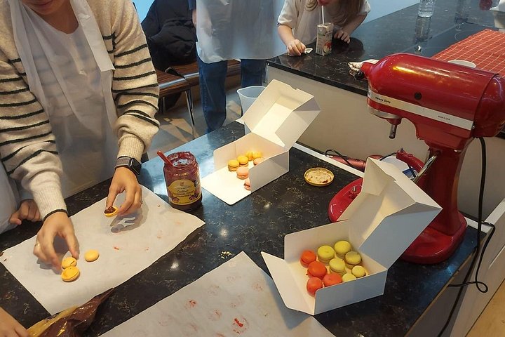 Atelier de macarons en famille dans une cuisine parisienne, photo 19 | wizardtrip