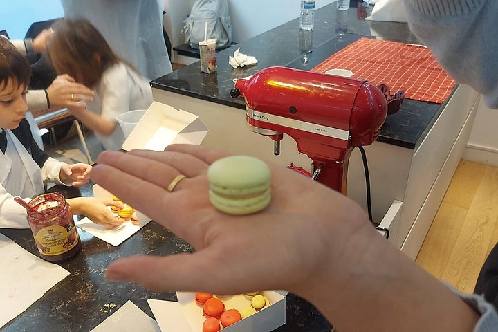 Atelier de macarons en famille dans une cuisine parisienne, photo 20 | wizardtrip
