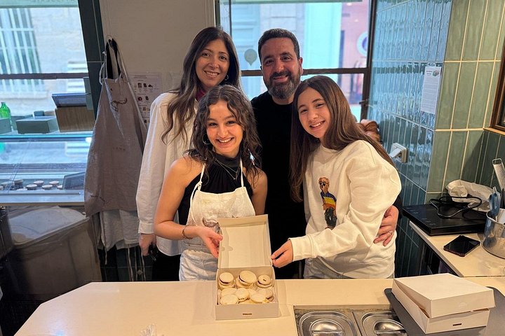 Atelier de macarons en famille dans une cuisine parisienne, photo 29 | wizardtrip