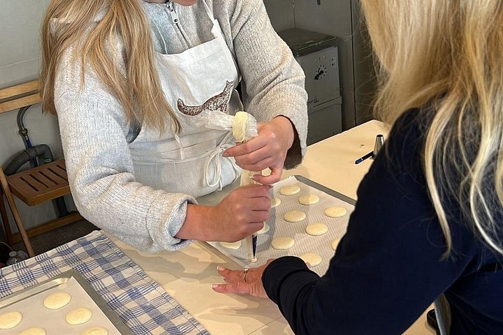 Atelier de macarons en famille dans une cuisine parisienne, photo 31 | wizardtrip