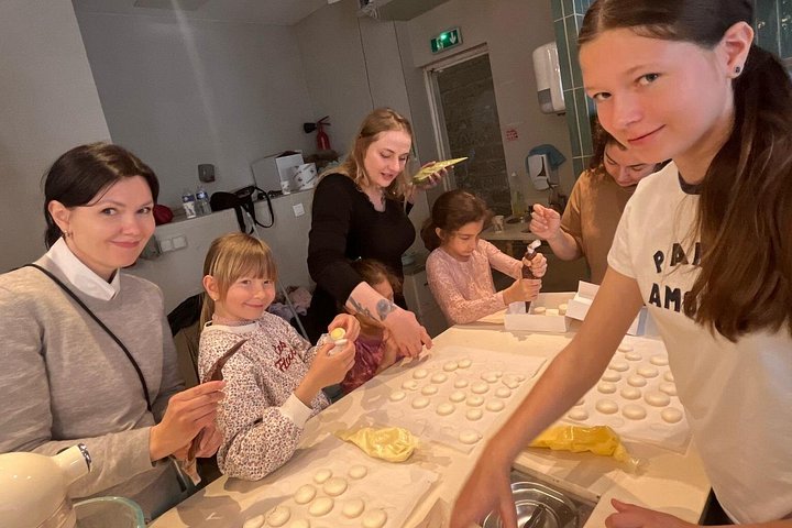 Atelier de macarons en famille dans une cuisine parisienne, photo 33 | wizardtrip