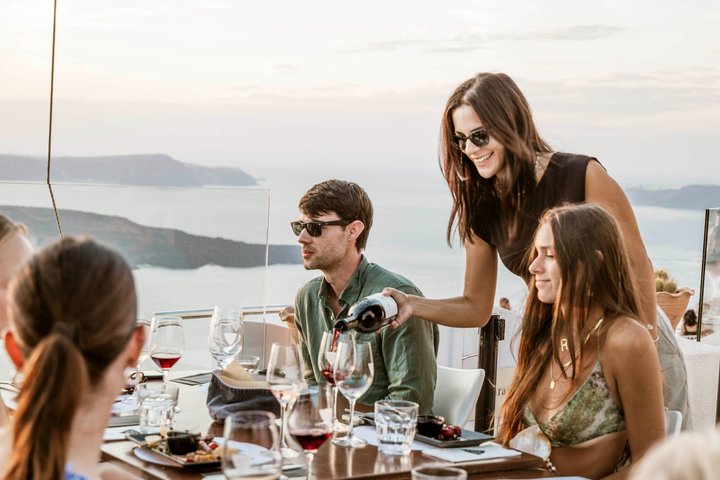 Dégustation de vins au coucher du soleil à Santorin avec vue sur le domaine Santo Winery | wizardtrip