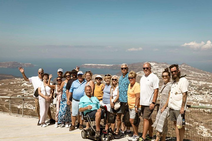 Tour privado personalizado pelos destaques de Santorini, incluindo Oia, cúpulas azuis e praias, foto 13 | wizardtrip