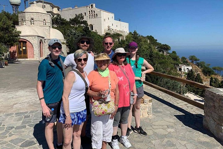 Tour privado personalizado pelos destaques de Santorini, incluindo Oia, cúpulas azuis e praias, foto 16 | wizardtrip
