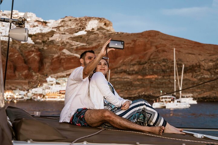 Cruzeiro de catamarã de luxo em Santorini com paragens para nadar, refeição grega e vistas do pôr do sol, foto 6 | wizardtrip