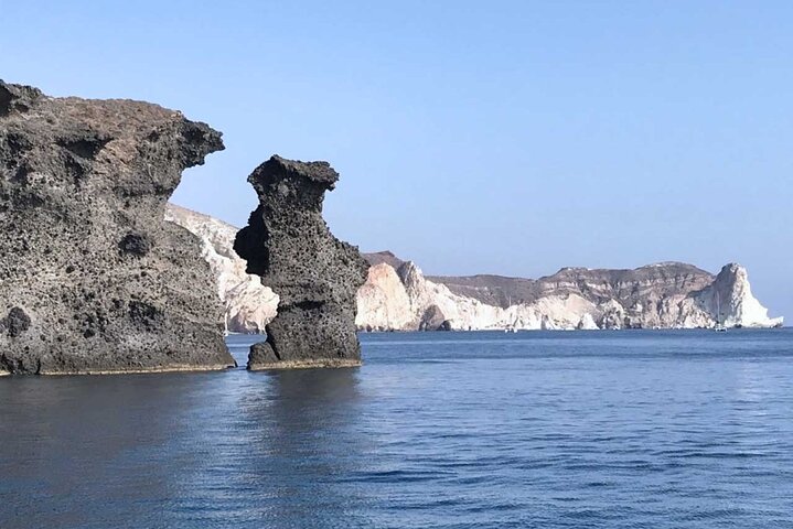 Cruzeiro de catamarã de luxo em Santorini com paragens para nadar, refeição grega e vistas do pôr do sol, foto 8 | wizardtrip